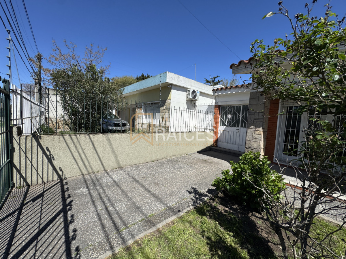Casa ID.2763 - Venta Casa 4 Dormitorios Las Acacias, a una cuadra y media de Av. General Flores Montevideo