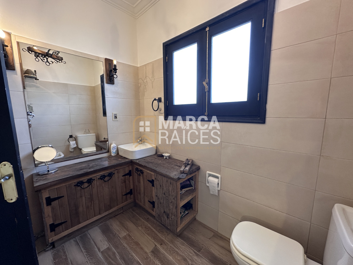 Casa ID.1076 - Casa En Venta 2 Plantas Unica Con Esta Construccion Equipada Terreno 950 m2 Mucha Seguridad Posibilidad de 2 Casas Piedras Blancas Montevideo