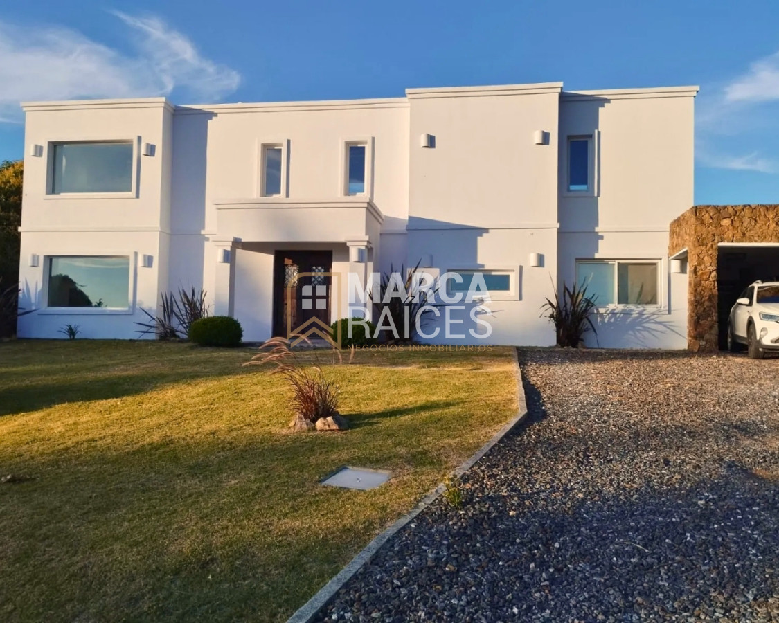 Casa ID.1803 - Casa en Venta Premium Altos de La Tahona 4 Dormitorios 4 Baños