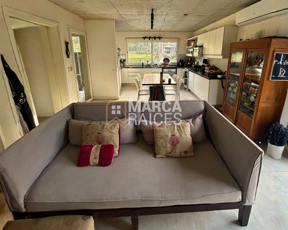 Casa ID.1800 - Casa en Venta Premium de 2 Pisos 4 Dormitorios 4 Baños Doble Garage Altos de La Tahona