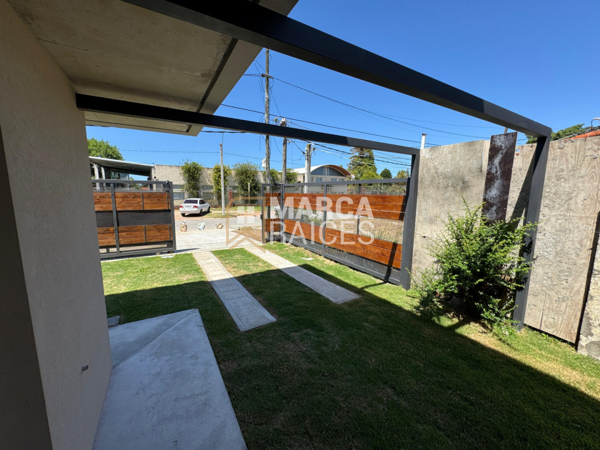 Casa ID.1810 - Venta Casa 3 Dormitorios en Ciudad de la Costa - Jardín Privado - Ley de Vivienda Promovida Aptas Banco Cochera Doble Canelones