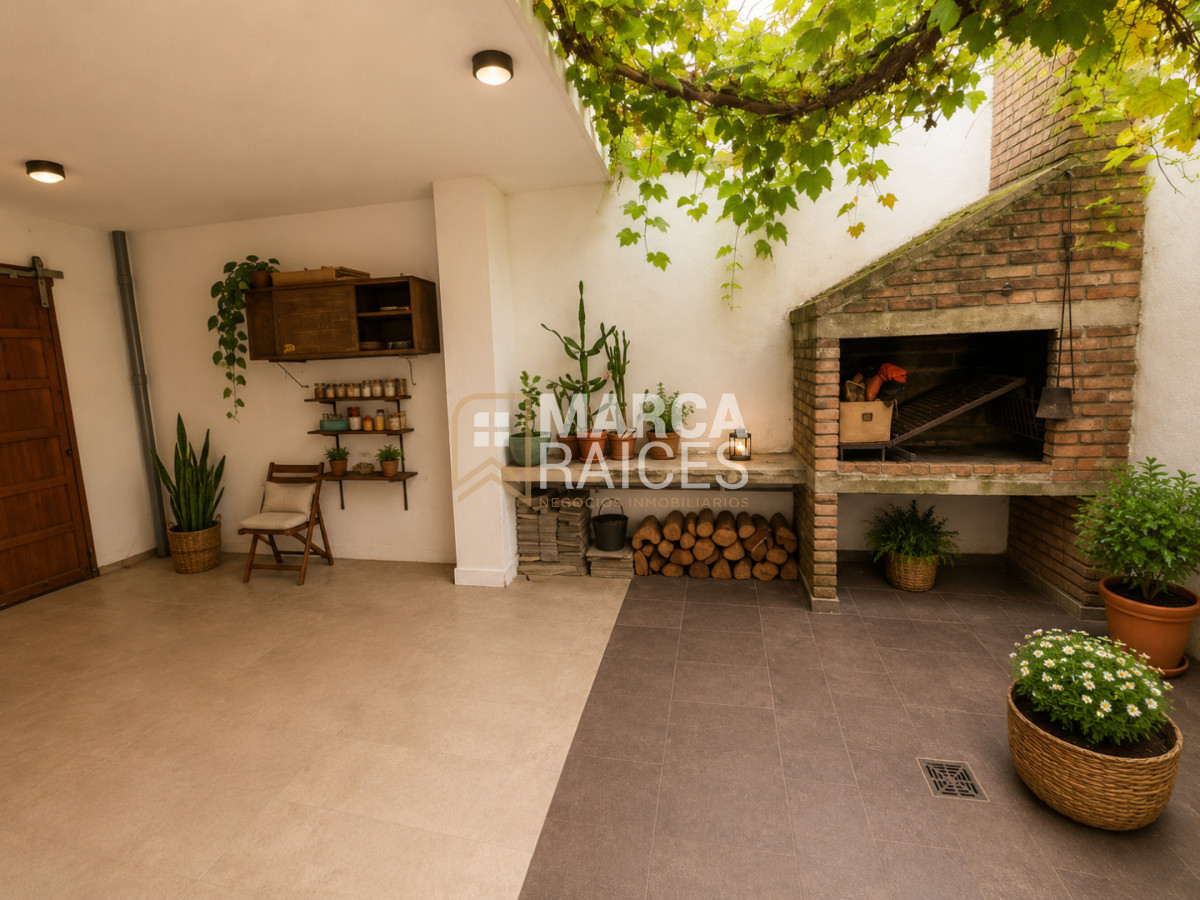 Casa ID.2027 - Venta Casa 3 Dormitorios 2 Baños Garage Patio Parrillero La Comercial Montevideo