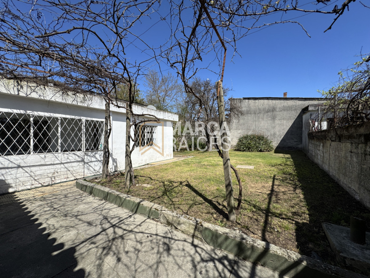 Casa ID.2763 - Venta Casa 4 Dormitorios Las Acacias, a una cuadra y media de Av. General Flores Montevideo