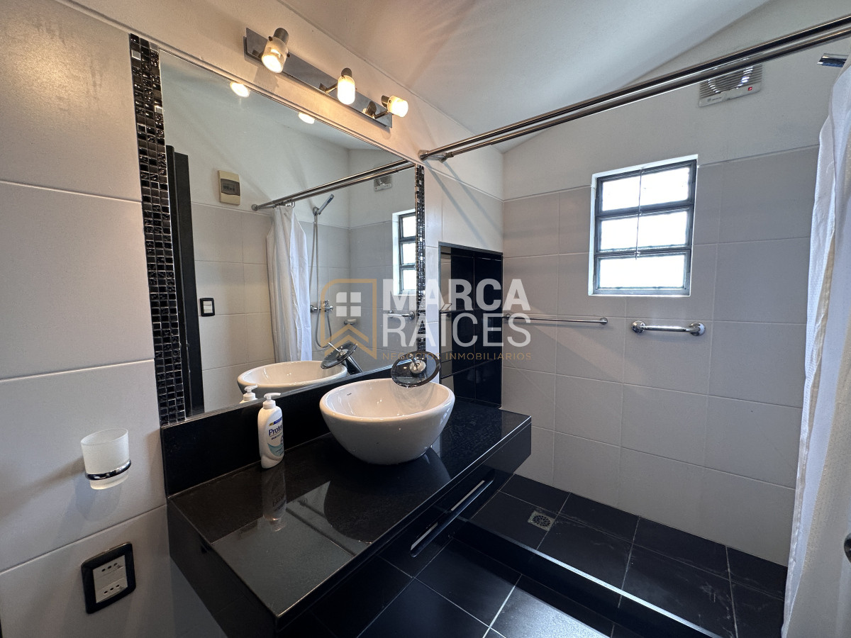 Casa ID.1076 - Casa En Venta 2 Plantas Unica Con Esta Construccion Equipada Terreno 950 m2 Mucha Seguridad Posibilidad de 2 Casas Piedras Blancas Montevideo
