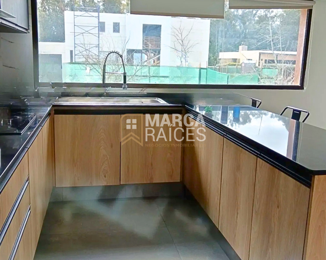 Casa ID.1721 - Venta Casa Premium 4 Dormitorios 2 Baños Cumbres de Carrasco (Barrio Cerrado) Canelones