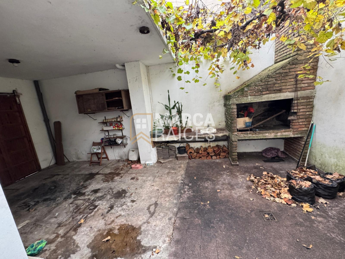 Casa ID.2027 - Venta Casa 3 Dormitorios 2 Baños Garage Patio Parrillero La Comercial Montevideo