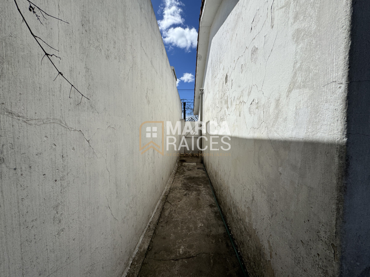 Casa ID.2763 - Venta Casa 4 Dormitorios Las Acacias, a una cuadra y media de Av. General Flores Montevideo
