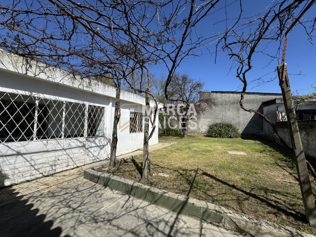 Casa ID.2763 - Venta Casa 4 Dormitorios Las Acacias, a una cuadra y media de Av. General Flores Montevideo