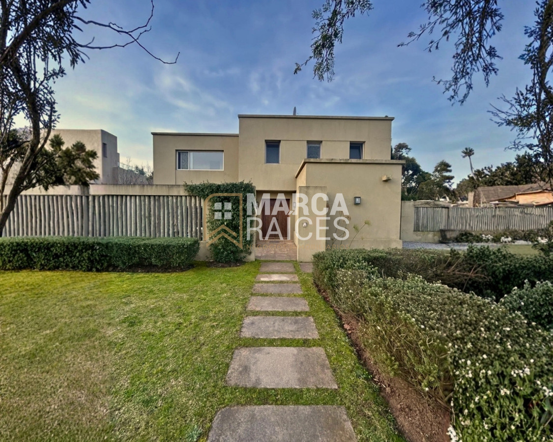 Casa ID.1800 - Casa en Venta Premium de 2 Pisos 4 Dormitorios 4 Baños Doble Garage Altos de La Tahona