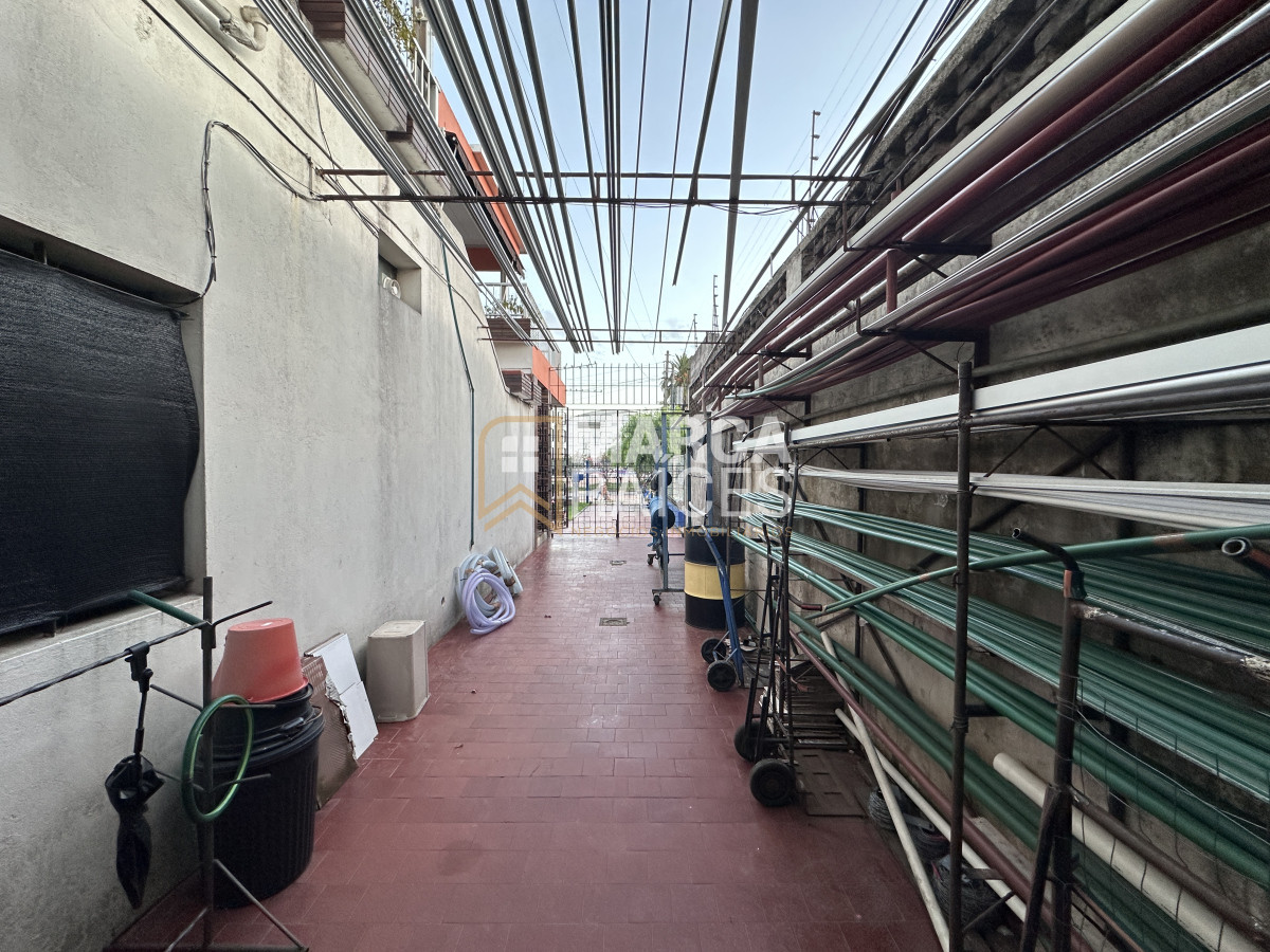 Local Comercial ID.1530 - Venta Local + 2 casas + Depósito en Esquina Estratégica Paso de La Arena Montevideo
