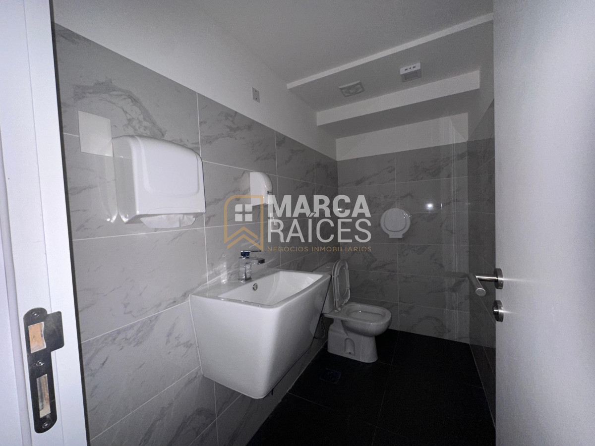 Local Comercial ID.1652 - Alquiler Local Comercial moderno de gran metraje Centro Montevideo
