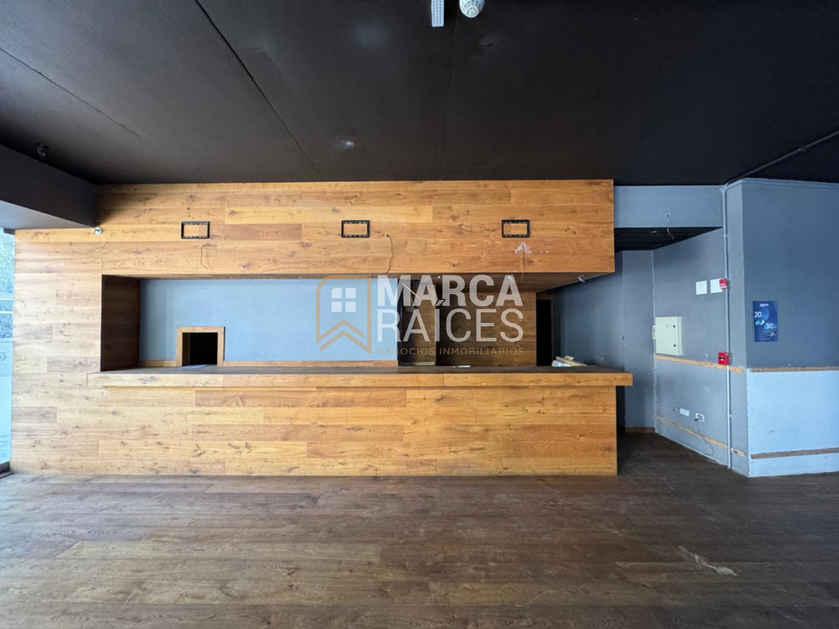 Local Comercial ID.1654 - Alquiler Local comercial de buenas dimensiones en esquina Centro Montevideo