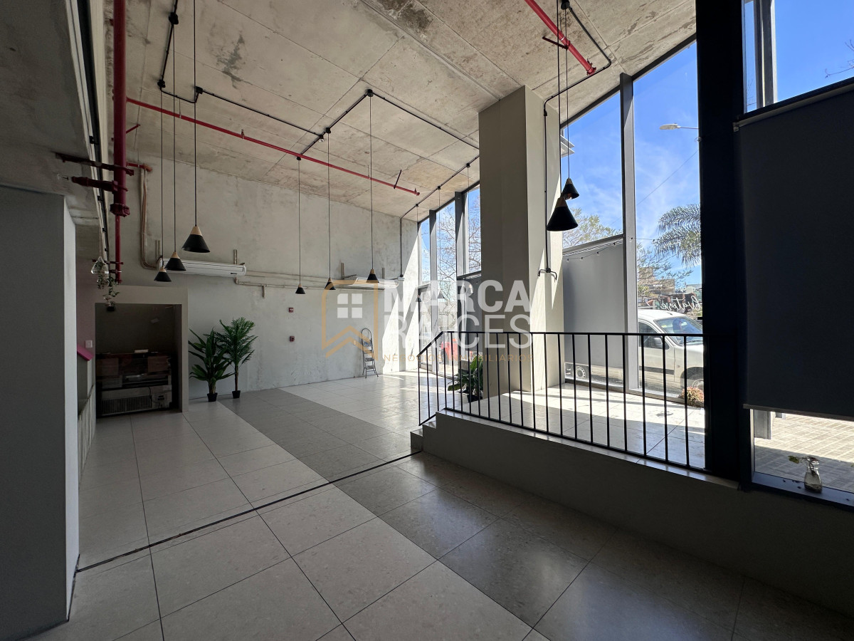 Local Comercial ID.1652 - Alquiler Local Comercial moderno de gran metraje Centro Montevideo
