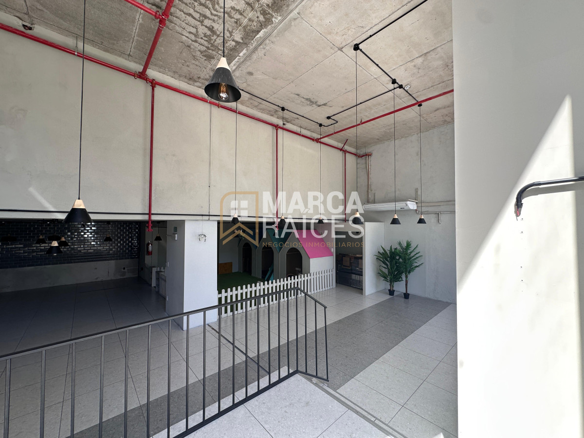 Local Comercial ID.1652 - Alquiler Local Comercial moderno de gran metraje Centro Montevideo