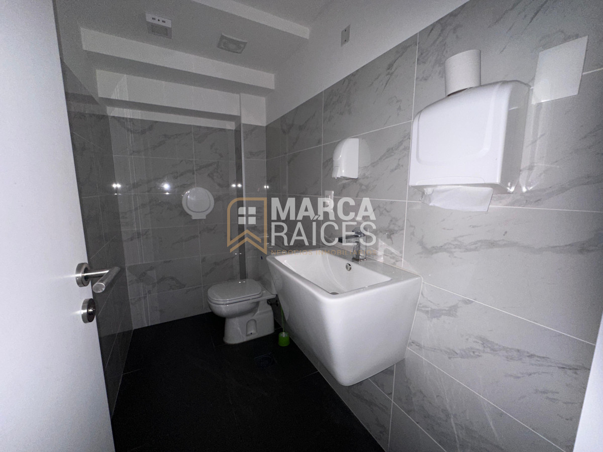 Local Comercial ID.1652 - Alquiler Local Comercial moderno de gran metraje Centro Montevideo