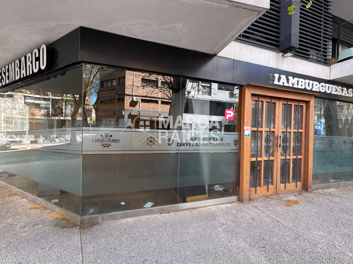 Local Comercial ID.1654 - Alquiler Local comercial de buenas dimensiones en esquina Centro Montevideo