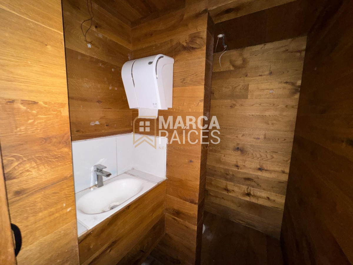 Local Comercial ID.1654 - Alquiler Local comercial de buenas dimensiones en esquina Centro Montevideo