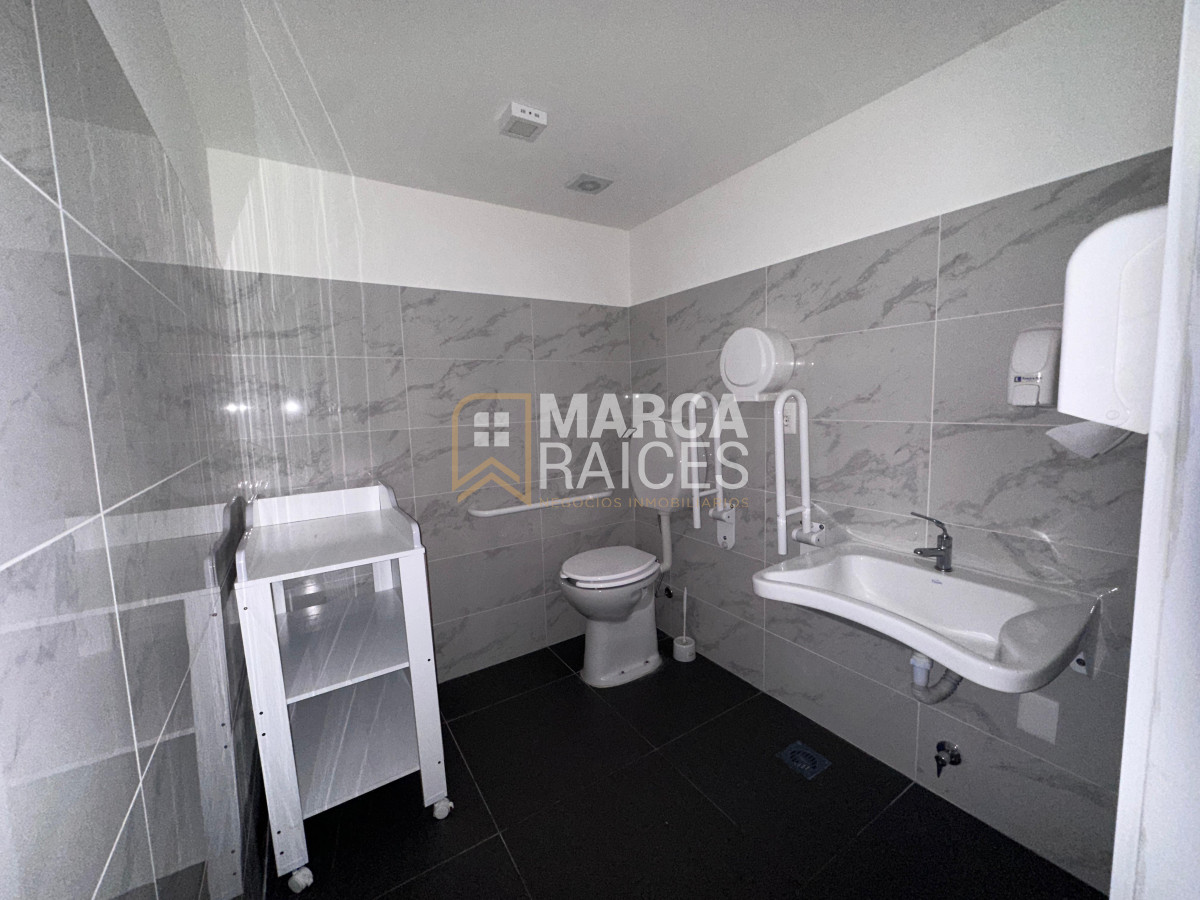 Local Comercial ID.1652 - Alquiler Local Comercial moderno de gran metraje Centro Montevideo