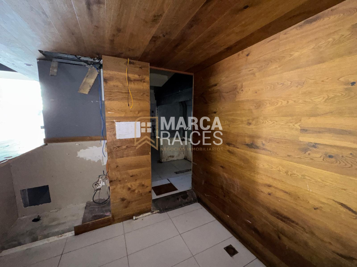 Local Comercial ID.1654 - Alquiler Local comercial de buenas dimensiones en esquina Centro Montevideo