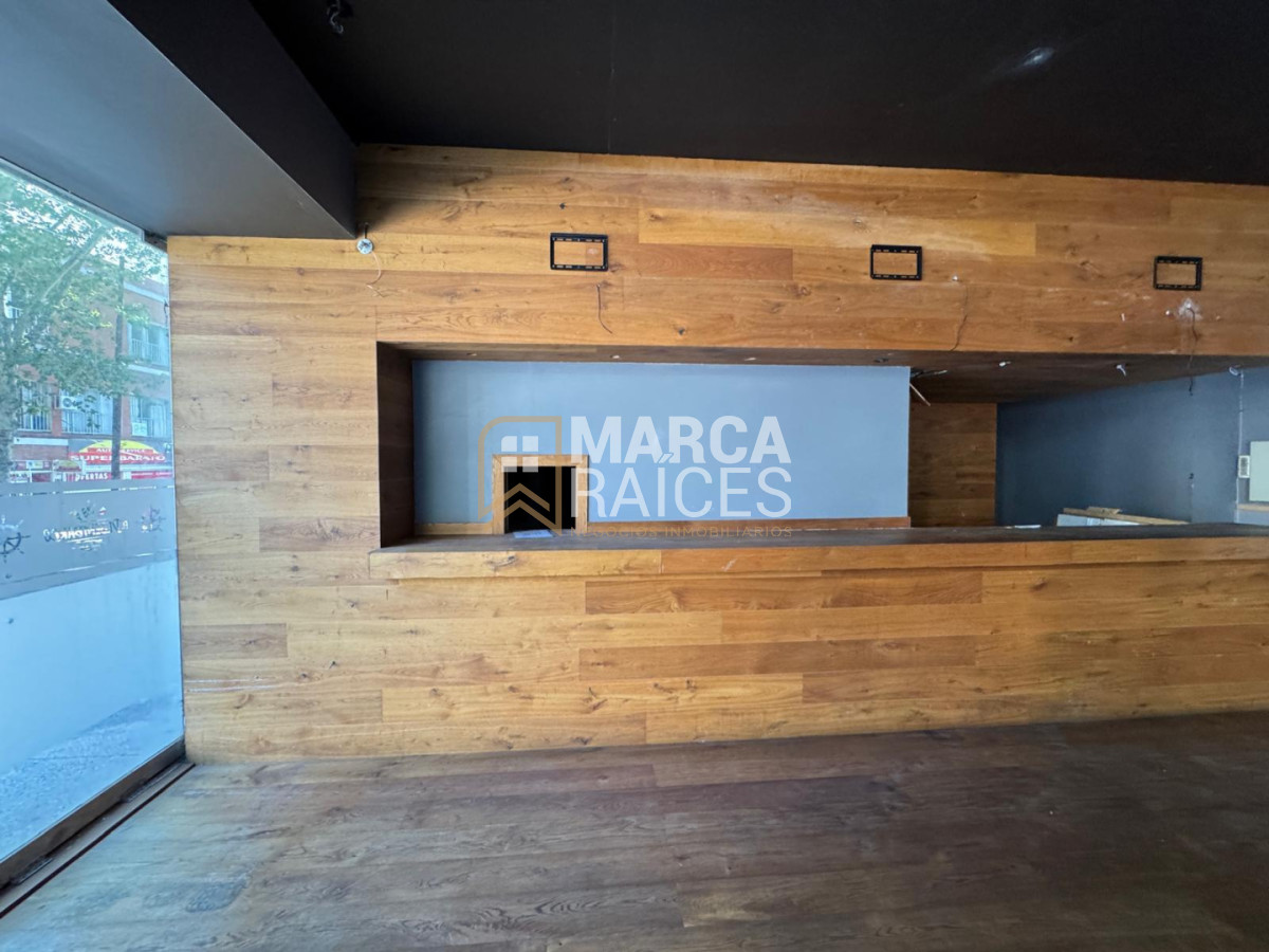 Local Comercial ID.1654 - Alquiler Local comercial de buenas dimensiones en esquina Centro Montevideo