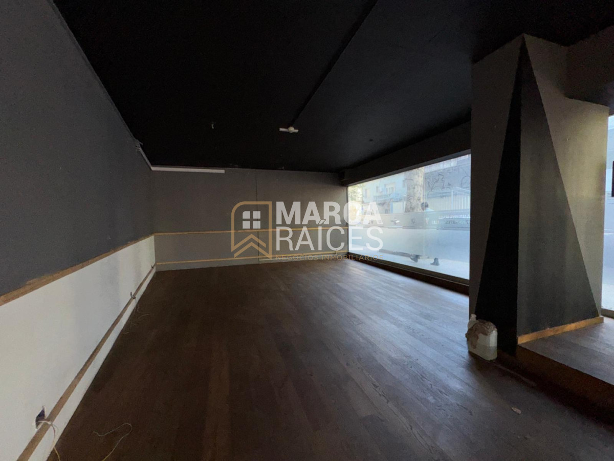 Local Comercial ID.1654 - Alquiler Local comercial de buenas dimensiones en esquina Centro Montevideo