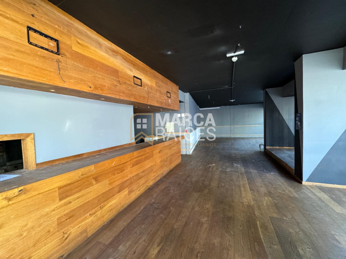 Local Comercial ID.1654 - Alquiler Local comercial de buenas dimensiones en esquina Centro Montevideo