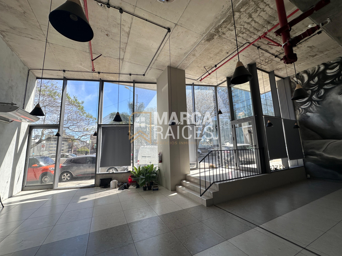 Local Comercial ID.1652 - Alquiler Local Comercial moderno de gran metraje Centro Montevideo