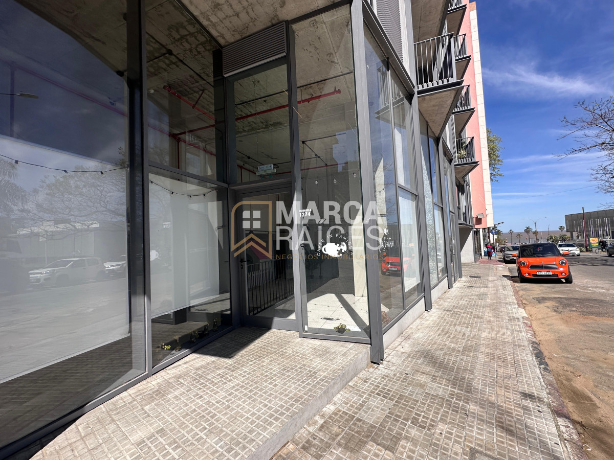 Local Comercial ID.1652 - Alquiler Local Comercial moderno de gran metraje Centro Montevideo
