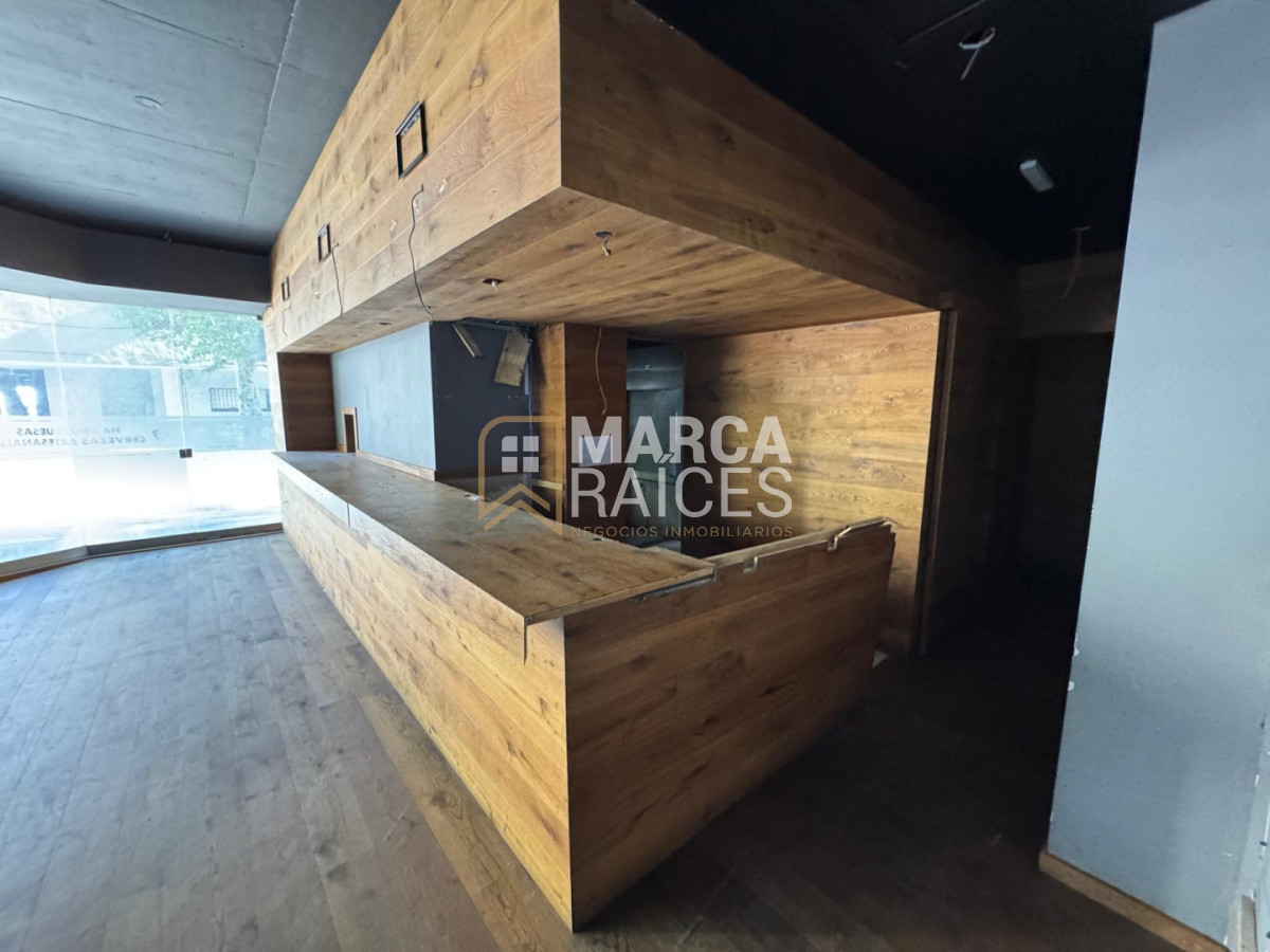 Local Comercial ID.1654 - Alquiler Local comercial de buenas dimensiones en esquina Centro Montevideo