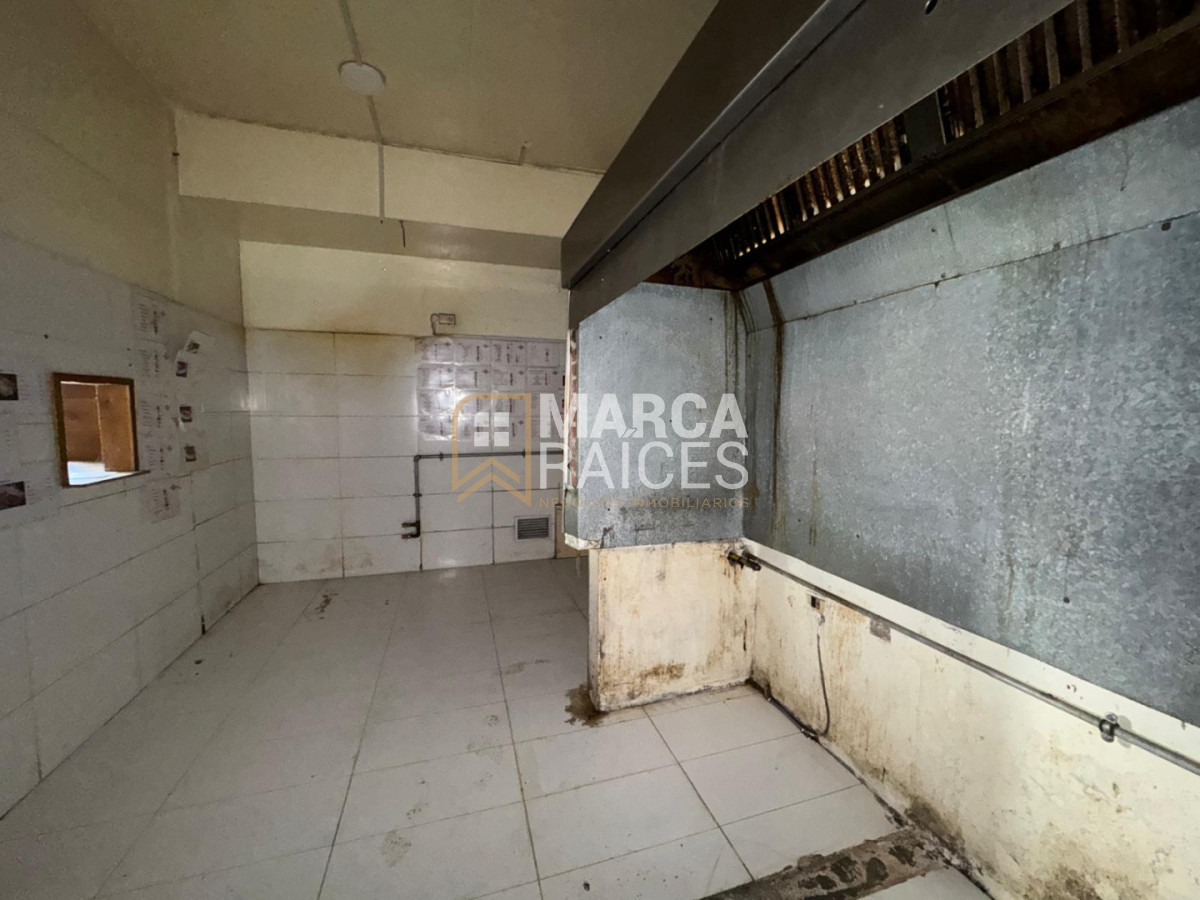 Local Comercial ID.1654 - Alquiler Local comercial de buenas dimensiones en esquina Centro Montevideo