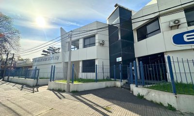 Venta Local Comercial con 10 Oficinas, 6 Depósitos Grandes 1251 m2 La Blanqueada Montevideo