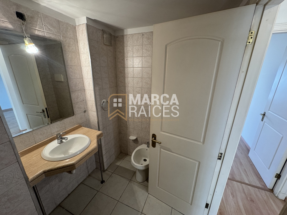Apartamento ID.701 - Venta Apartamento 2 Dormitorios Garage Box Balcon al Frente Tres Cruces Montevideo