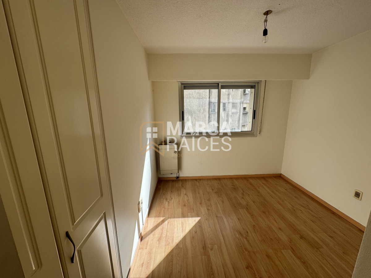 Apartamento ID.701 - Venta Apartamento 2 Dormitorios Garage Box Balcon al Frente Tres Cruces Montevideo