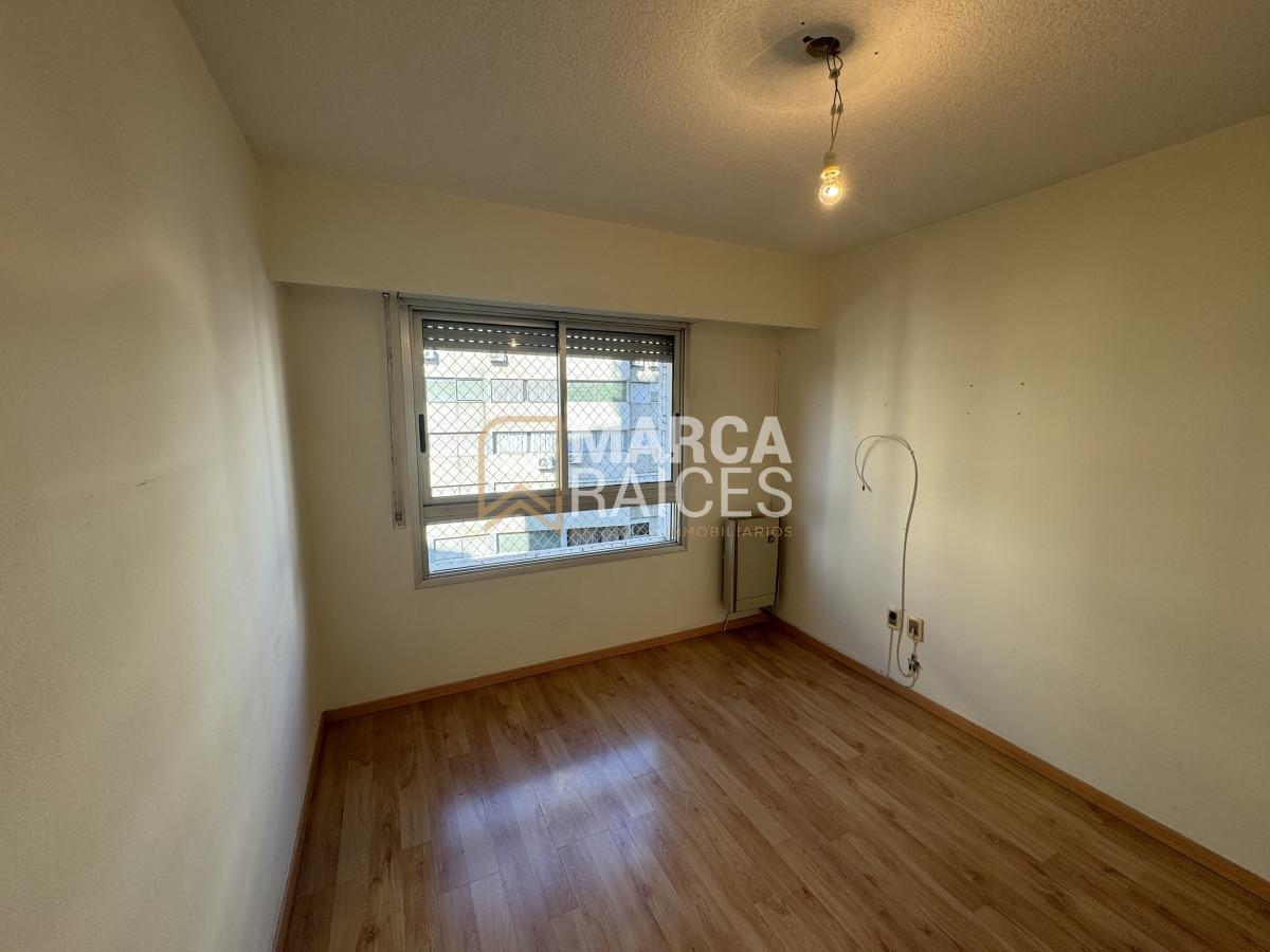 Apartamento ID.701 - Venta Apartamento 2 Dormitorios Garage Box Balcon al Frente Tres Cruces Montevideo
