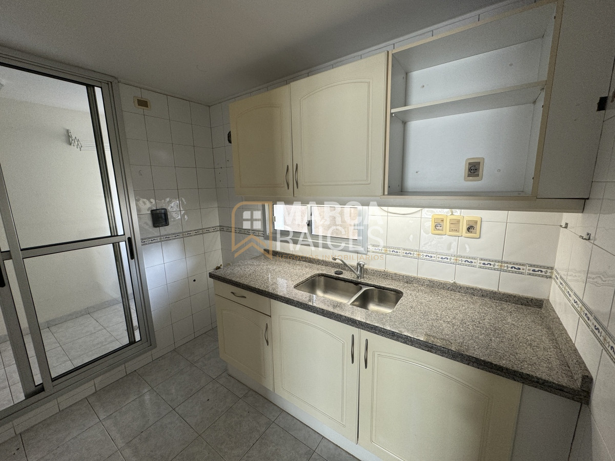 Apartamento ID.701 - Venta Apartamento 2 Dormitorios Garage Box Balcon al Frente Tres Cruces Montevideo