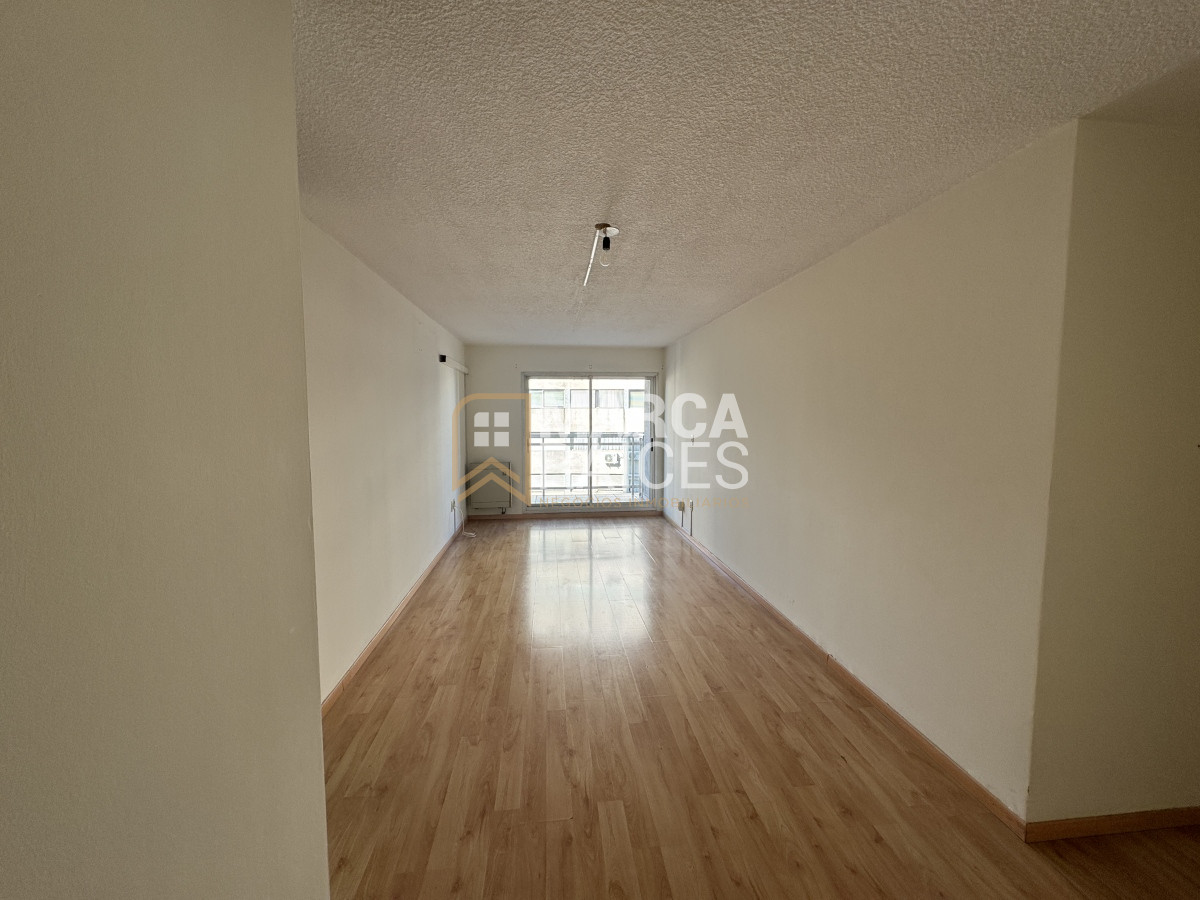 Apartamento ID.701 - Venta Apartamento 2 Dormitorios Garage Box Balcon al Frente Tres Cruces Montevideo
