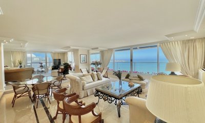 Elegante y Exclusivo. Una joya de la Playa Mansa. Golden Gate.