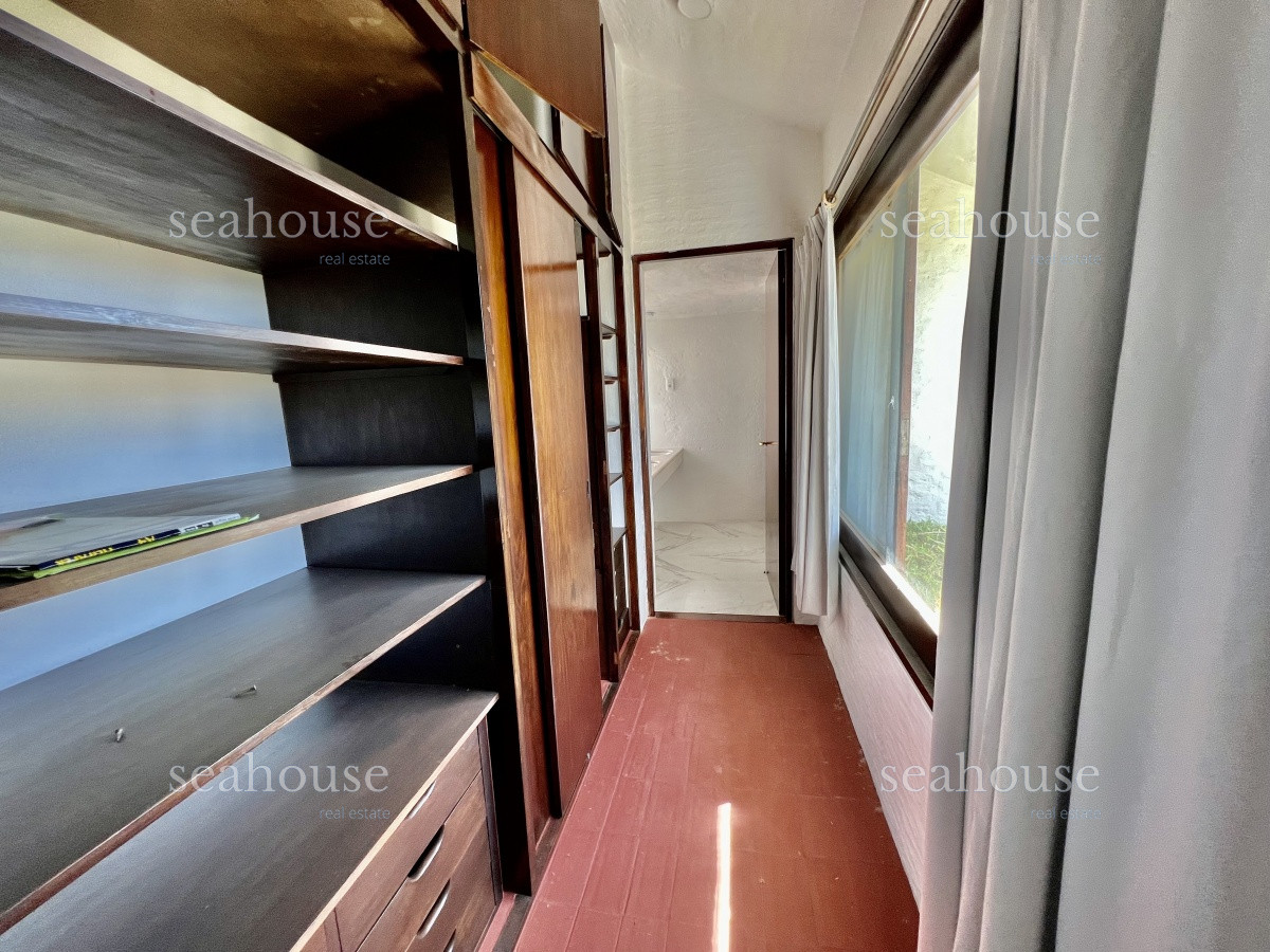 Casa Ref.816 - Importante casa con vista al mar en Punta del Este. Diseño Samuel Flores Flores. 
