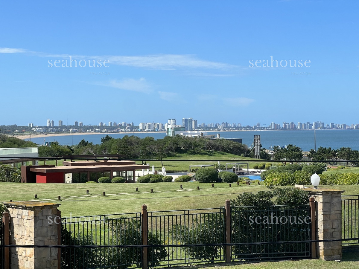 Casa Ref.816 - Importante casa con vista al mar en Punta del Este. Diseño Samuel Flores Flores. 