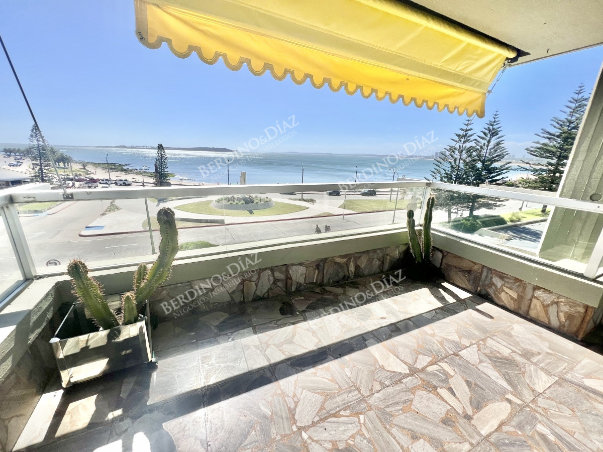 Apartamento ID.2445 - Apartamento en venta frente al mar en la Playa Mansa