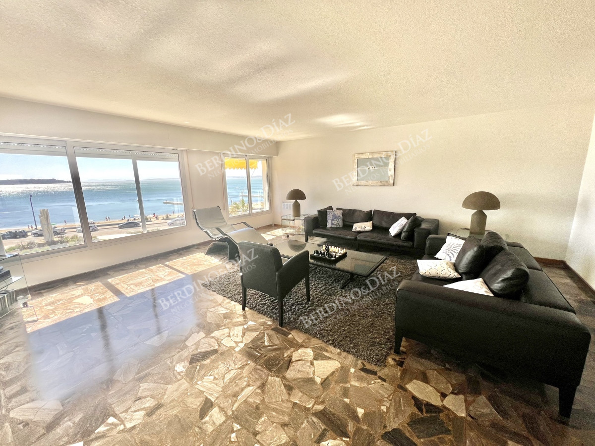 Apartamento ID.2445 - Apartamento en venta frente al mar en la Playa Mansa