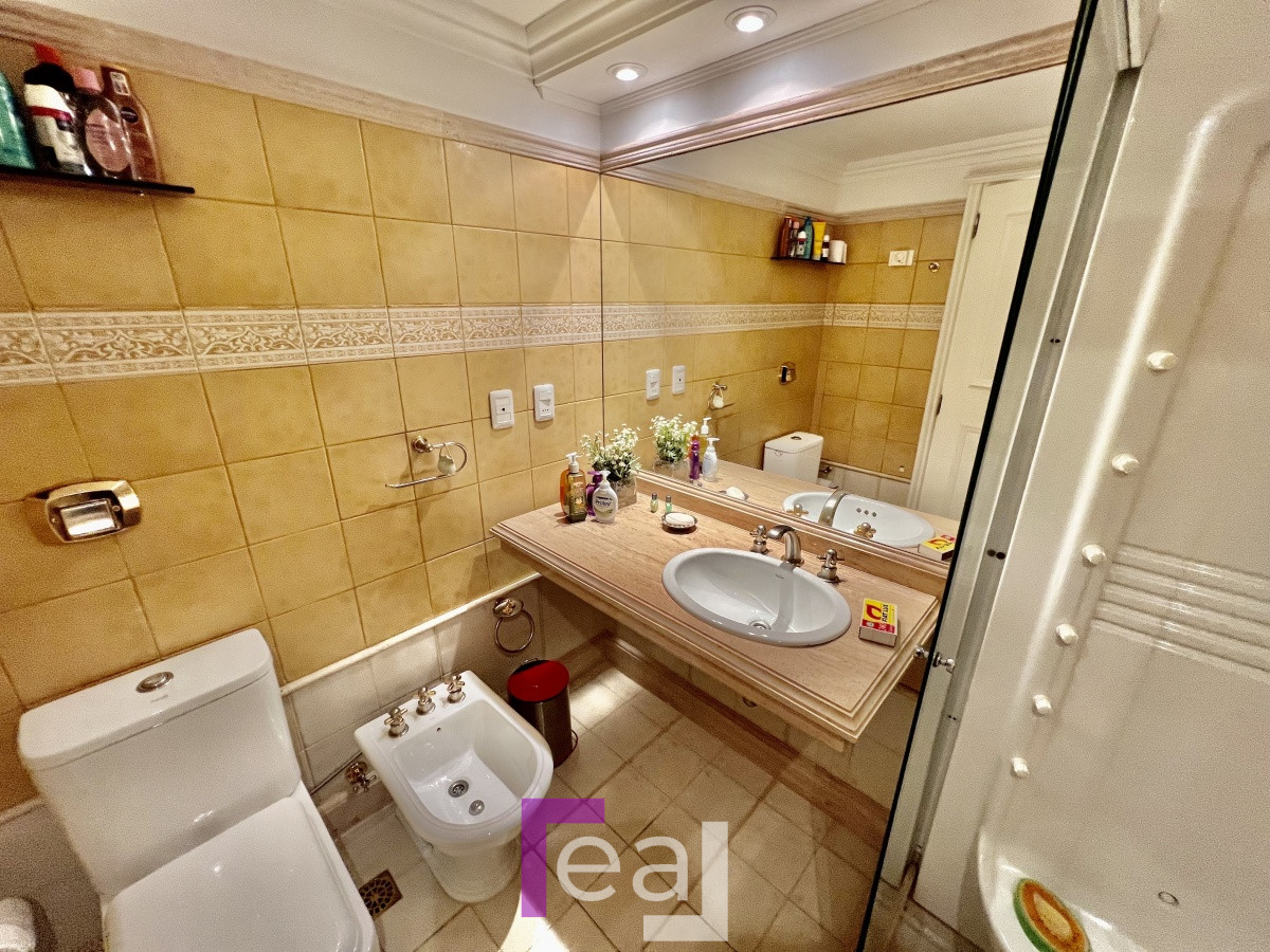 Apartamento ID.18 - Elegante y Exclusivo. Una joya de la Playa Mansa. Golden Gate. 