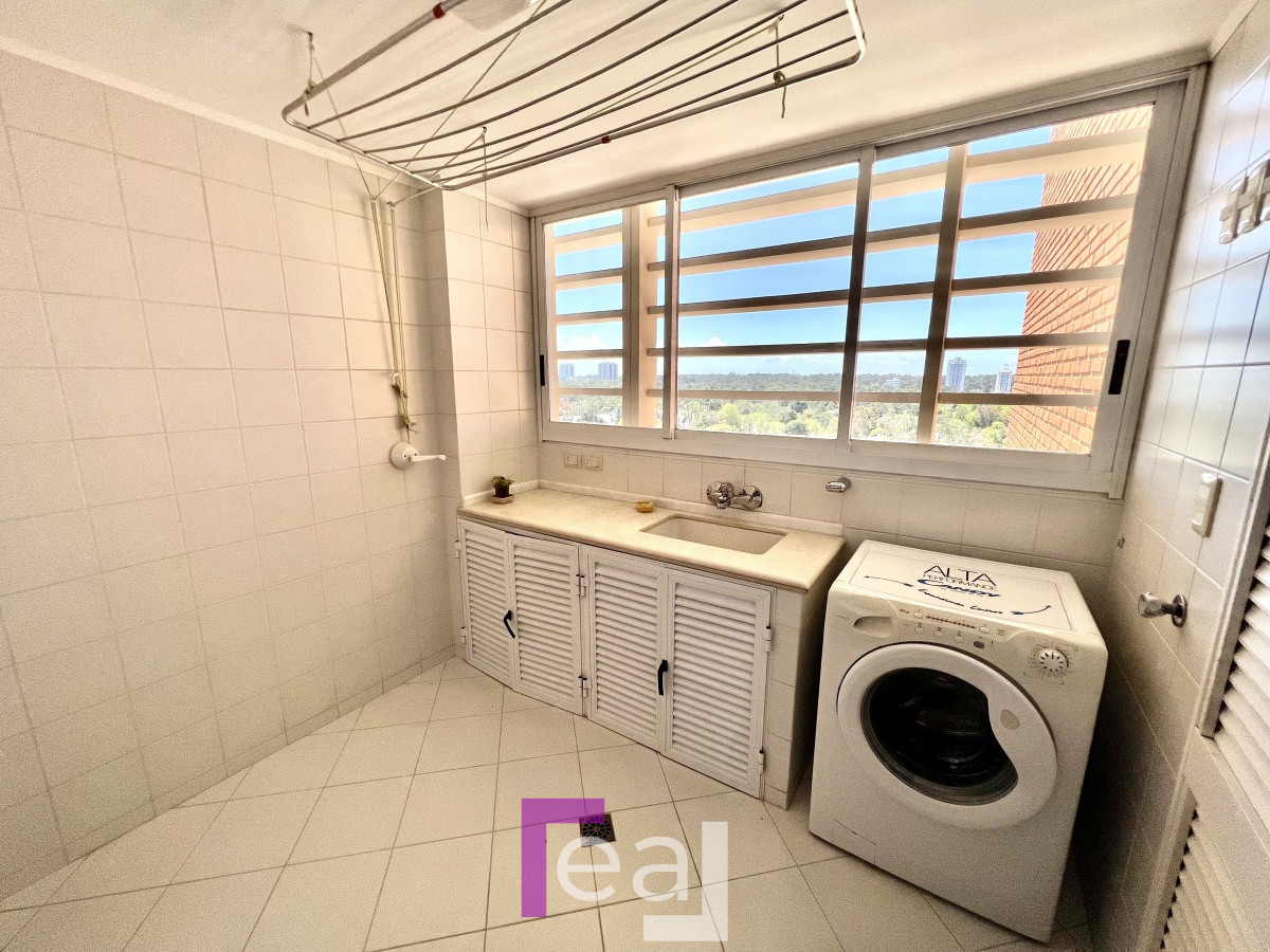 Apartamento ID.18 - Elegante y Exclusivo. Una joya de la Playa Mansa. Golden Gate. 