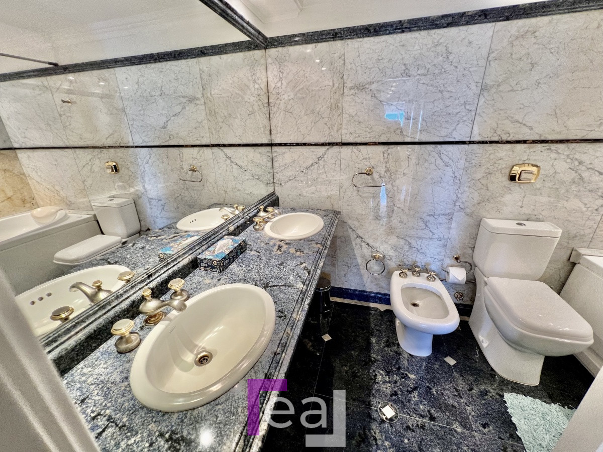 Apartamento ID.18 - Elegante y Exclusivo. Una joya de la Playa Mansa. Golden Gate. 