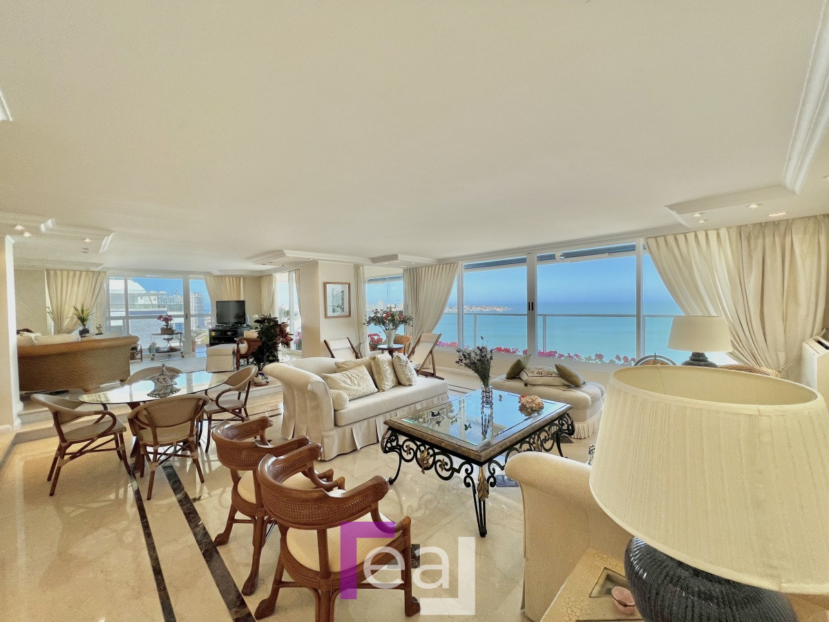 Apartamento ID.18 - Elegante y Exclusivo. Una joya de la Playa Mansa. Golden Gate. 