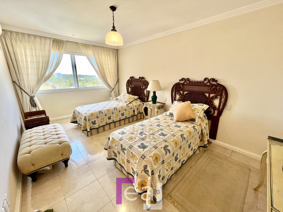 Apartamento ID.18 - Elegante y Exclusivo. Una joya de la Playa Mansa. Golden Gate. 
