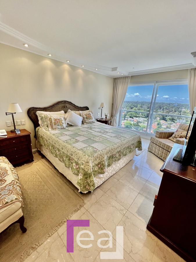Apartamento ID.18 - Elegante y Exclusivo. Una joya de la Playa Mansa. Golden Gate. 