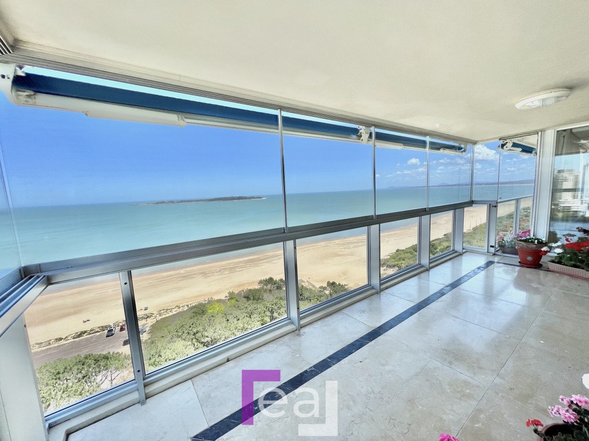 Apartamento ID.18 - Elegante y Exclusivo. Una joya de la Playa Mansa. Golden Gate. 