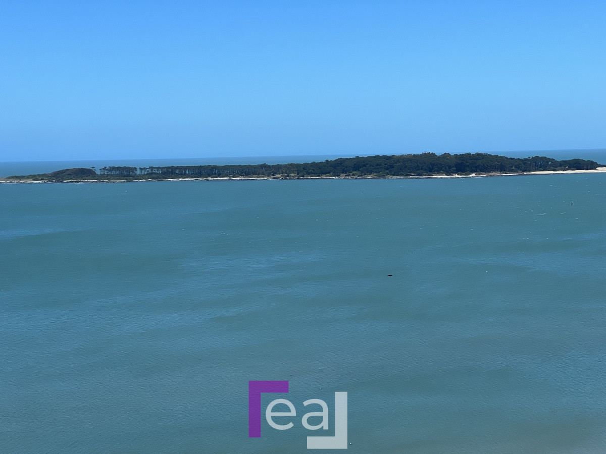 Apartamento ID.18 - Elegante y Exclusivo. Una joya de la Playa Mansa. Golden Gate. 