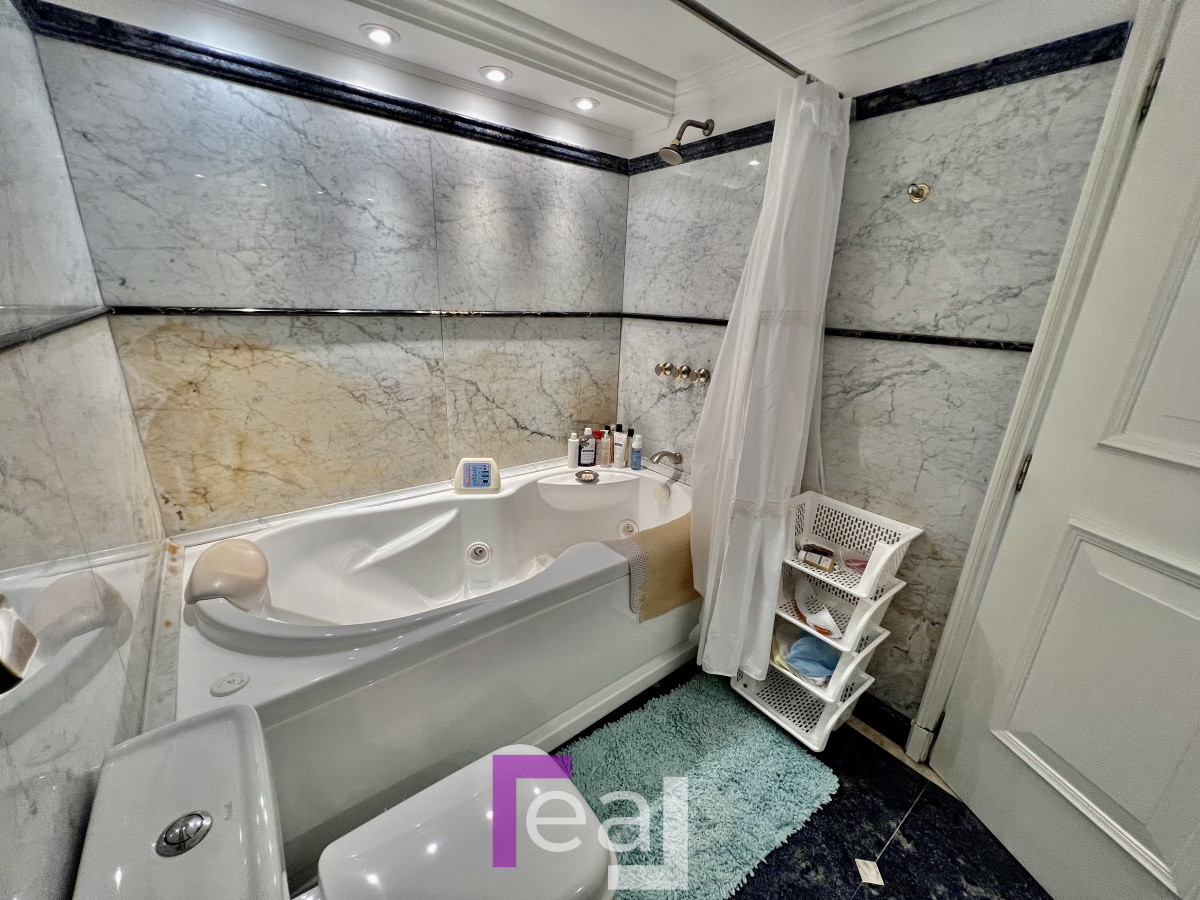 Apartamento ID.18 - Elegante y Exclusivo. Una joya de la Playa Mansa. Golden Gate. 